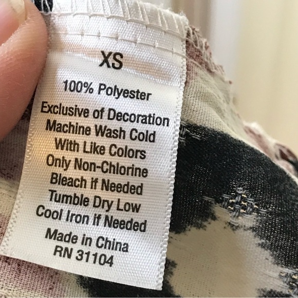 Wonderly Womens Size XS‎ Split Neck Geometric Print Top Tonal Pullover Smocking - Picture 8 of 8